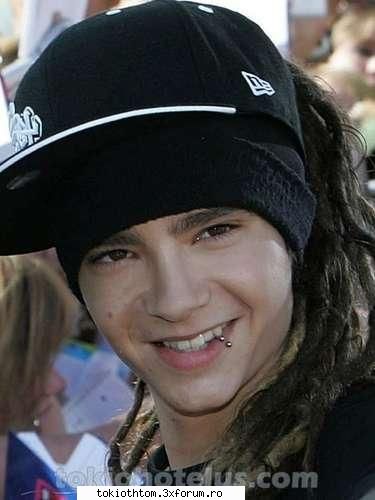 Despre Tom Kaulitz - Gosh...zicetzi si voi dc nu-i dragutz cand rade e - Tom Kaulitz